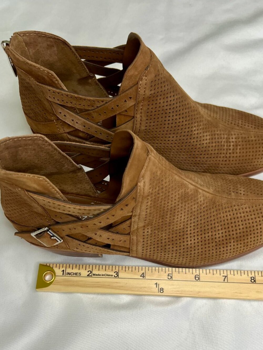 Vince Camuto Pranika Womens Brown Perforated Suede Ankle Booties Sz 8.5 - Picture 15 of 16